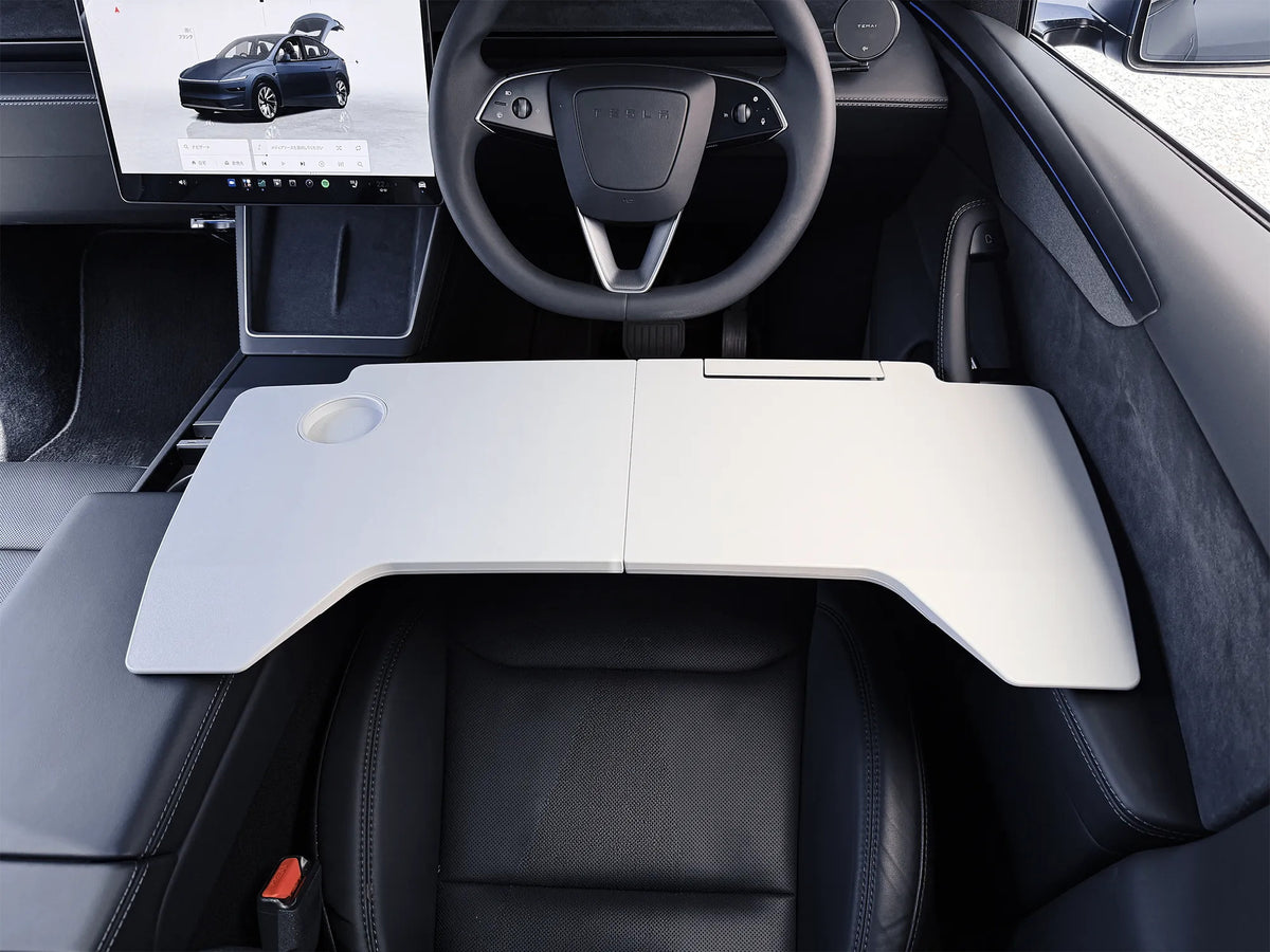 テスラの運転席に取り付けた BOXIV The Table